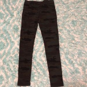 A sretchy pair of camouflage jeggings.